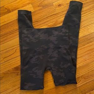 SPANX Look At Me Now Black Camo Leggings
